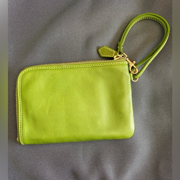 Dooney and Bourke wristlet green leather. - Picture 3 of 3